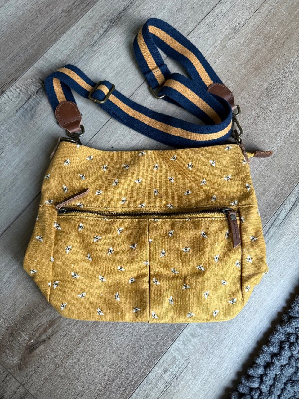 Medium Size Fat Face Bee crossbody purse super cute